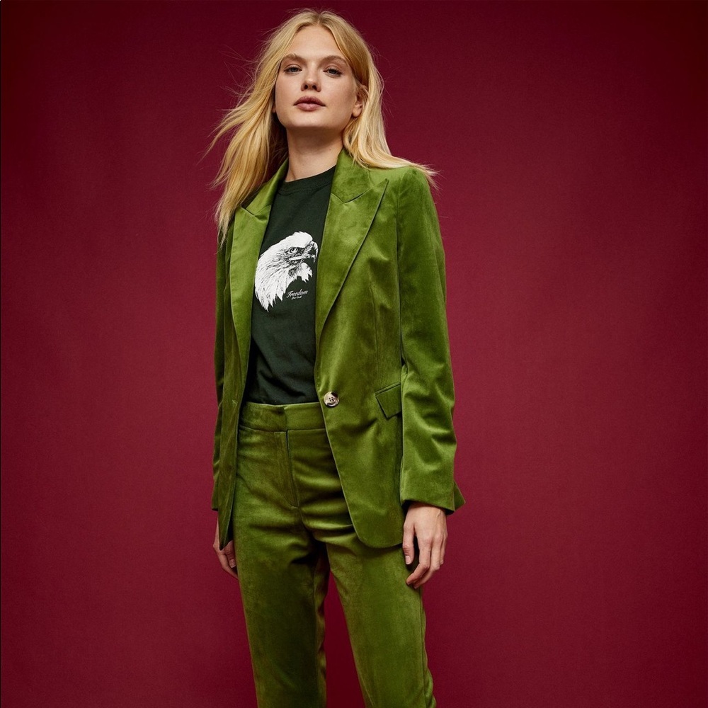 🍏 Green Velvet flare pants!